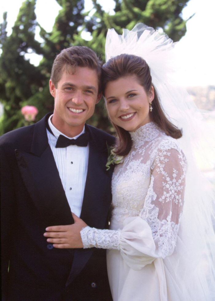 Keywords: stranger_beside_img;stills